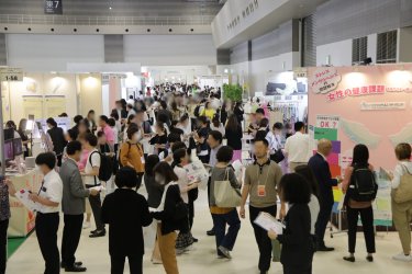 The event floor of Femtech Tokyo 2023 was filled with many participants.
